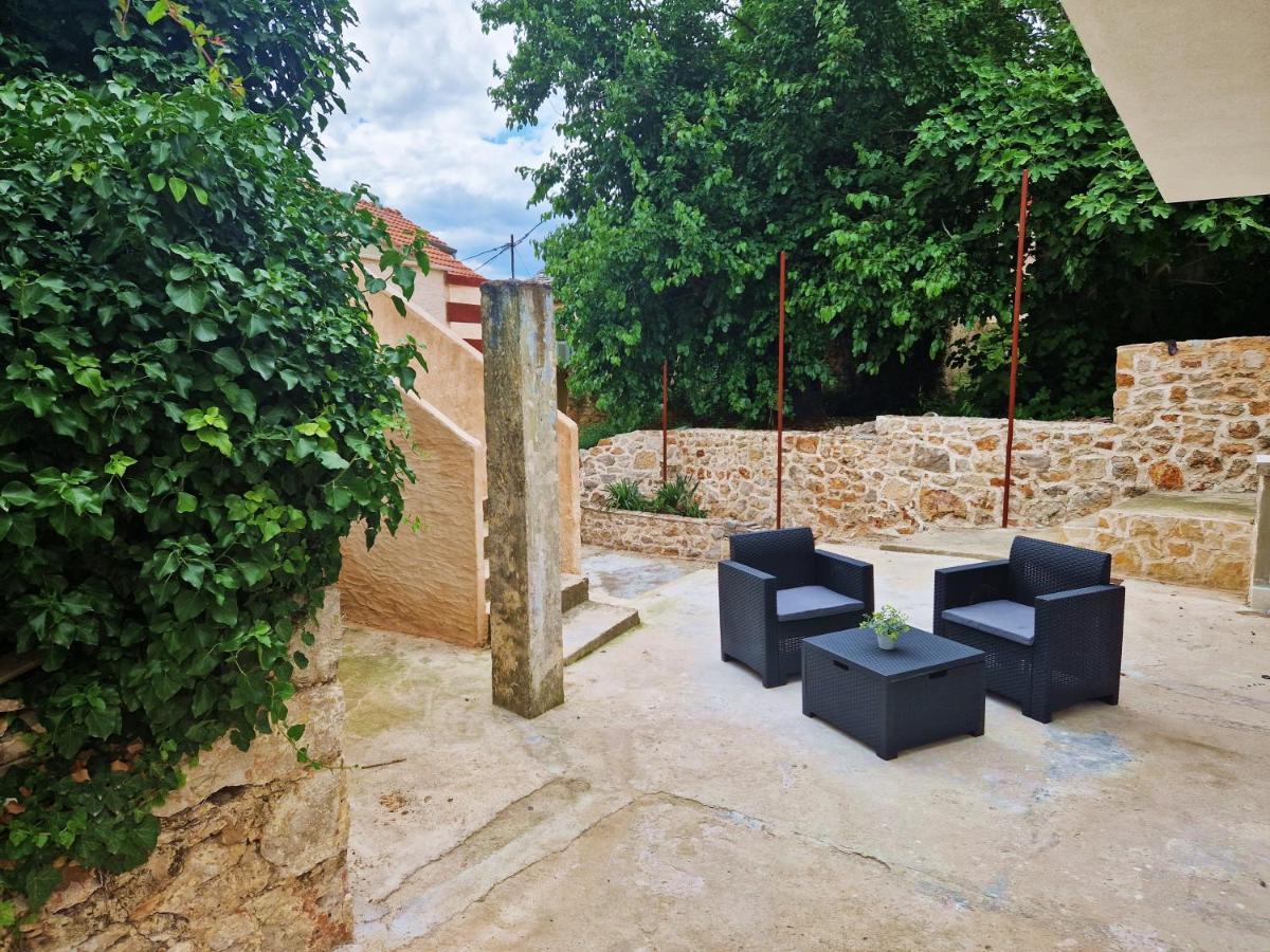 Hotel Kuca Za Odmor Dobrila à Jelsa  Extérieur photo